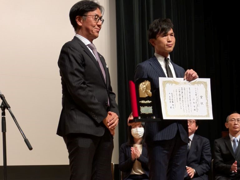 写真（表彰状・トロフィー授与）