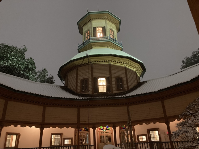 冬の夜の三層楼(中庭から)