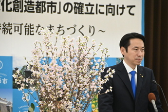 写真：記者会見をする市長