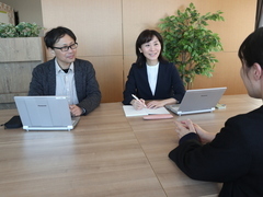 相談している写真