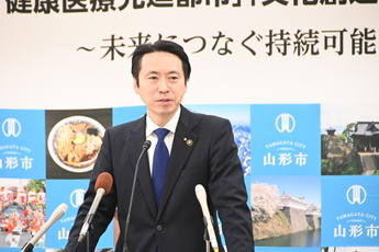 写真：記者会見をする市長