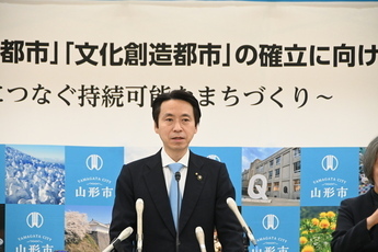 写真：記者会見をする市長