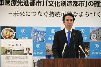 写真:記者会見をする市長