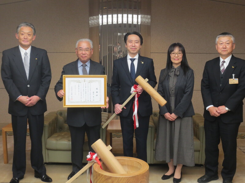 感謝状贈呈の記念写真