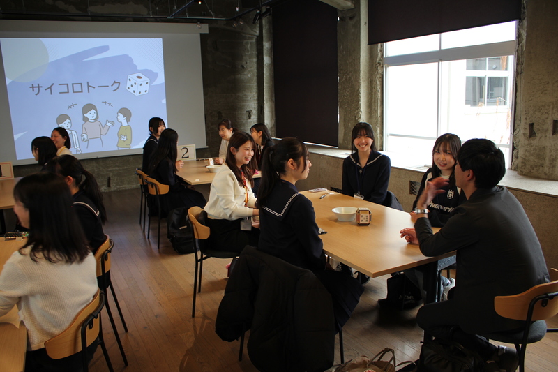 サイコロトークで会話がはずむ参加者たち