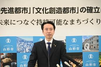 写真:記者会見をする市長