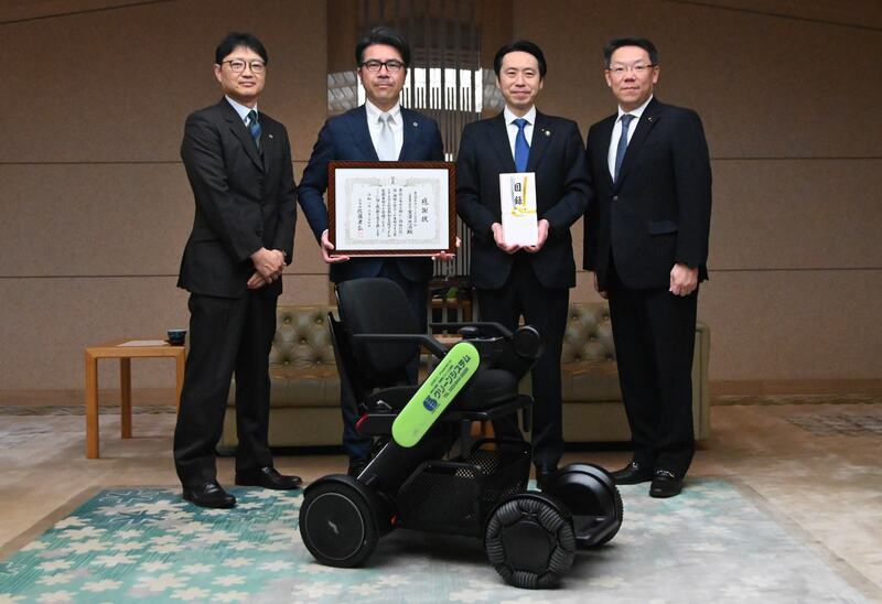 株式会社クリーンシステム様からの電動車椅子寄附に係る市長感謝状贈呈式