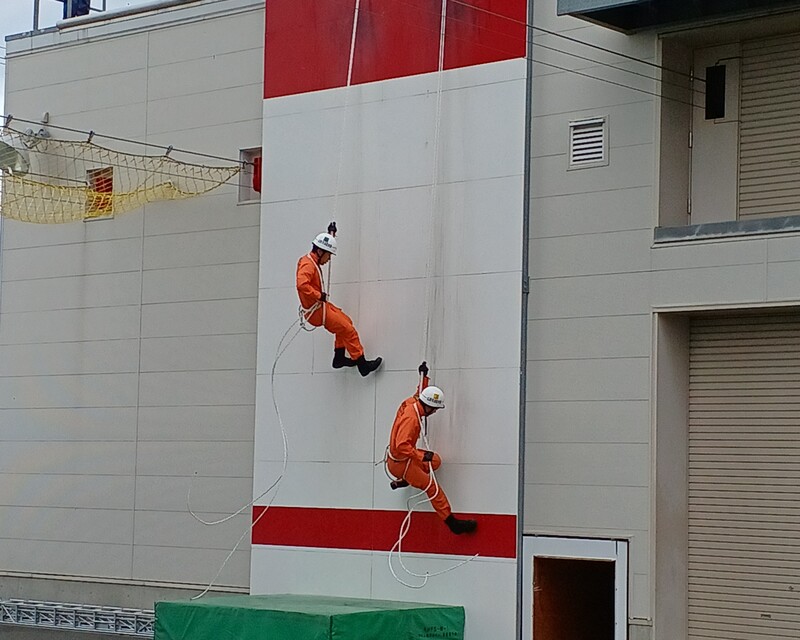 第36回山形県消防救助技術指導会での障害突破の写真