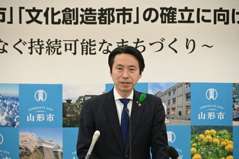 写真：記者会見をする市長