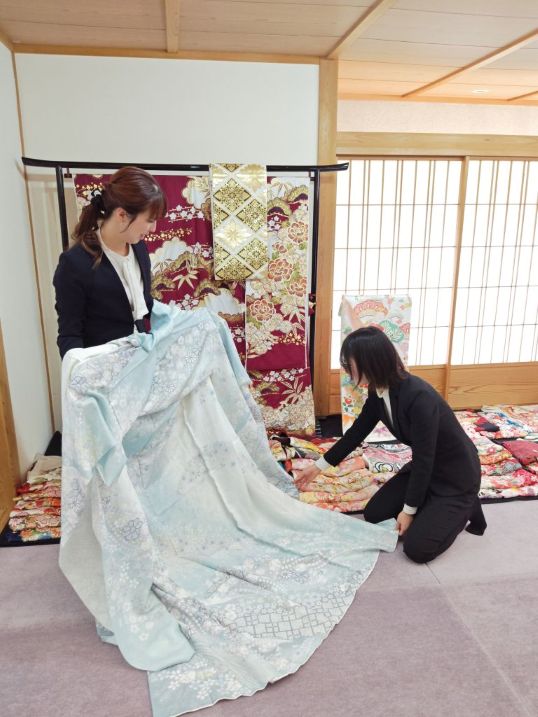 高橋さんと林郷あんと水色の振袖