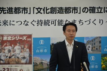 写真：記者会見をする市長