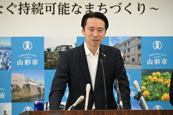写真:記者会見をする市長