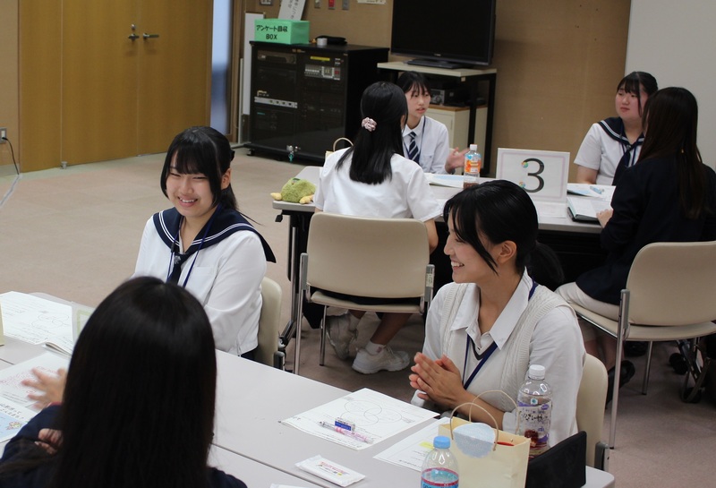 グループで話す様子