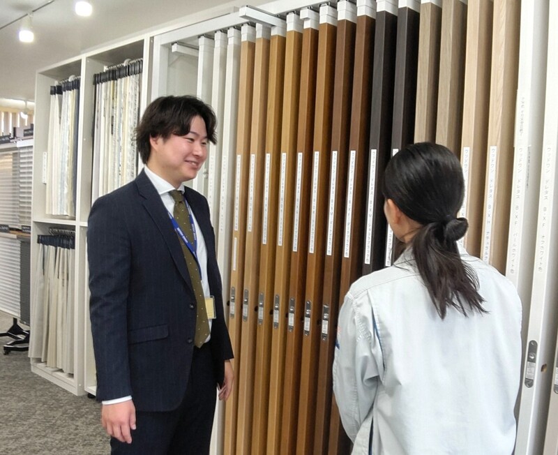 岡崎さんと同僚の写真