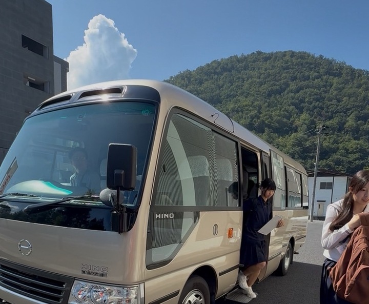 企業訪問ツアーバス