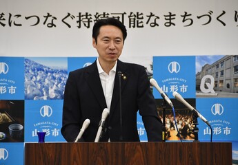 写真:記者会見をする市長