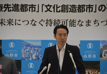 写真:記者会見をする市長