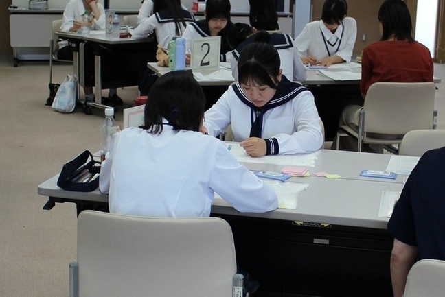 真剣な表情でキャリアマップを描く様子