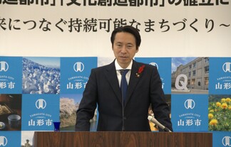 写真:記者会見をする市長