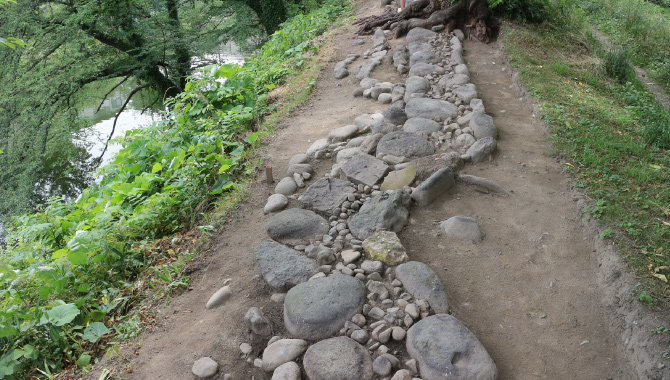 Foundation stones of folding-screen-shaped earthen wall