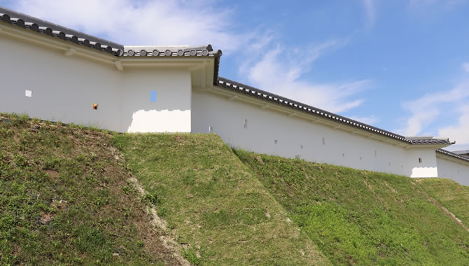 屏風折れ土塀イメージ(西尾城) 西尾市提供