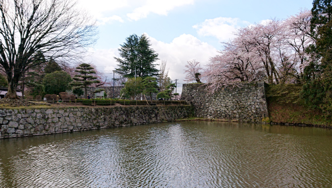 Ninomaru Kita Akazu-mon north gate Presented by Yamagata City Tourist Association