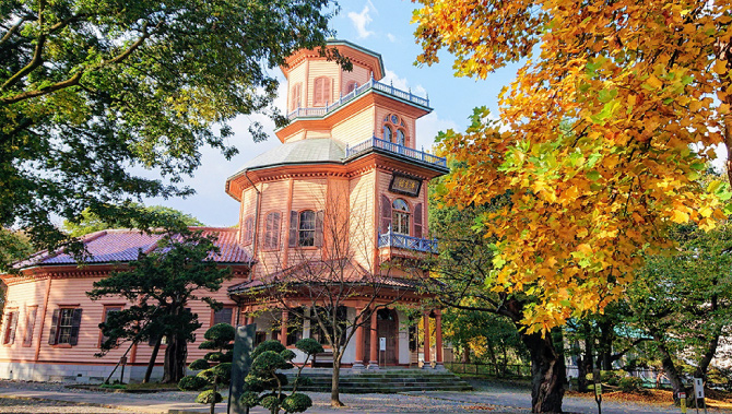 山形市郷土館の紅葉 山形市観光協会提供