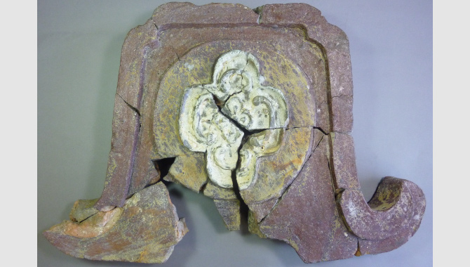 Artifacts from the moat site around Honmaru Ichimonji-mon gate 'Red oni-gawara (red demon ridge-end tile)'