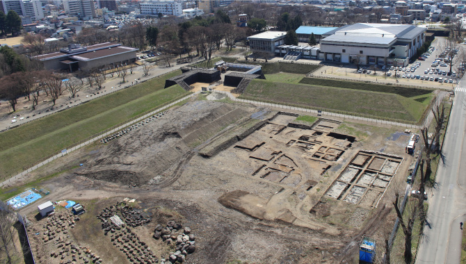 Development status of the Honmaru Goten (main palace) site and Honmaru Ichimonji-mon gate (Aerial photography)