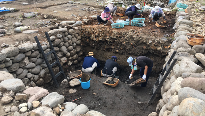 Survey of the central moat of the Honmaru Goten site